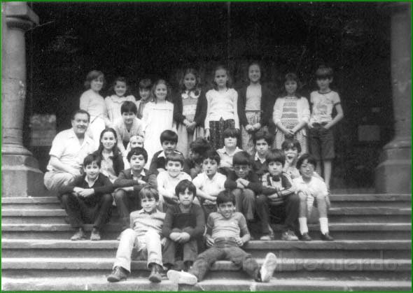 Curso 1981-1982. 4 de E.G.B, ultimo curso que Don Luis dio clase.Cedida por M.Jose Gago Silva..jpg - Curso 1981-1982, 4º de E.G.B, último año que Don Luis dió clase, luego se jubiló... Creo que me acuerdo de todos los nombres menos uno, pido perdón al que me falta y espero no equivocarme en ninguno. Foto cedida por Mari Jose Gago Silva .En esta foto: Don Luis Marqueta Simón, Pablo, Mari jose Camarena, Rocío García, Ana Isabel, Mari Jose Gago Silva (fotos), Ana Belén López, Javier, Lourdes, Jose Beltrán, Esther, Jokin Escalante, Luismi, Angel, Begoña Herrero, Iñigo, Verónica De Las Heras, Fernando, Inaki Aparicio, Jose Felix, Angélica, Carlos De Las Heras, Leo, Marcelino, Rakel, Jon, Gorka.